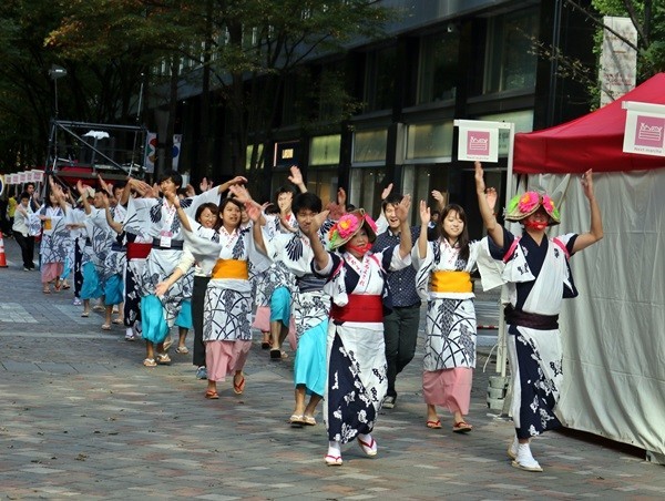 「田畑と森と海でつながる学生団体いろり」を中心とした学生たちによる踊りのパレード