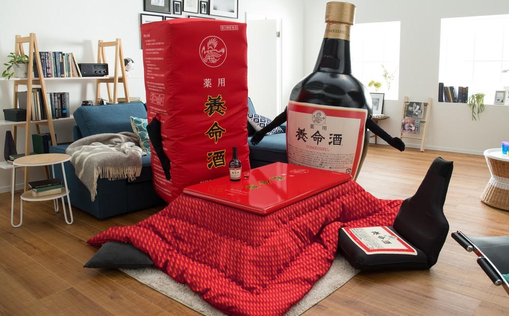 養命酒こたつ、爆誕！　天板、座椅子までぜんぶ「養命酒」