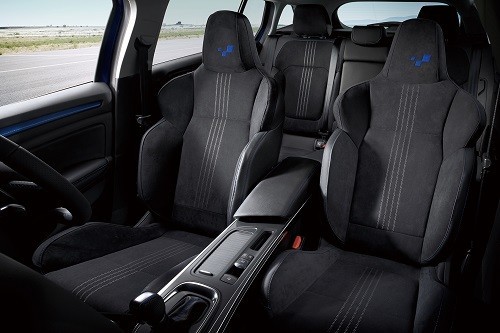 コーナリング性能を向上させ先進の安全技術を搭載した新モデル
