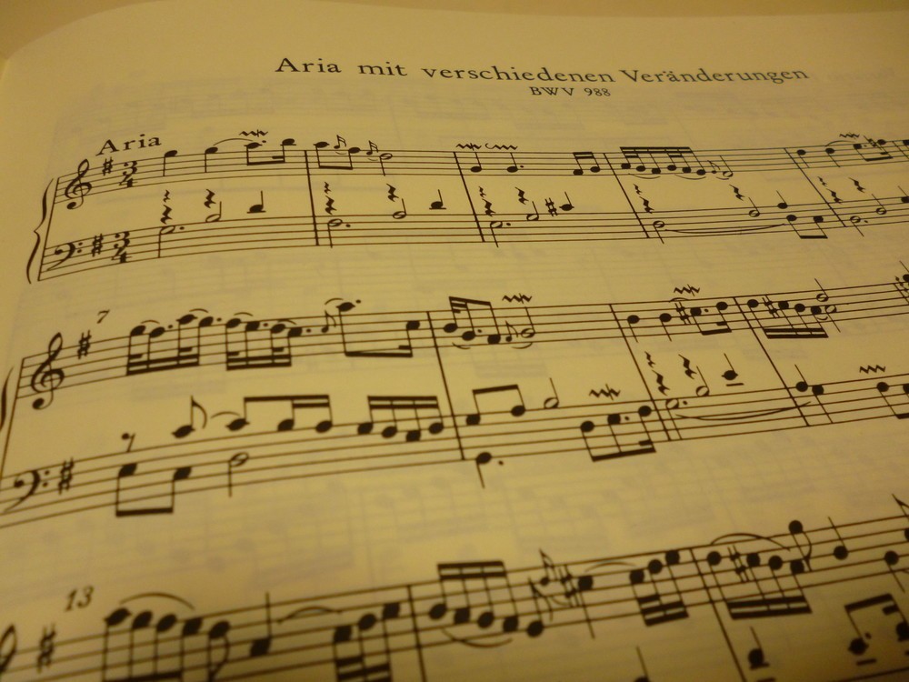 長大な変奏曲の冒頭と最後に置かれるシンプルで美しいアリアは、ドラマや映画にも多く使われている