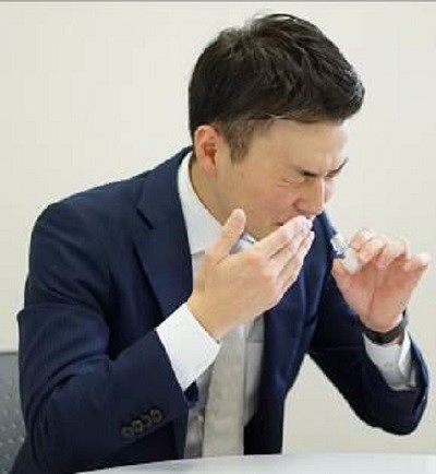 やばっ！くさすぎ...！　歯周病による口のニオイを体感しよう