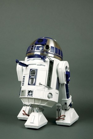 「R2-D2」1／2スケールモデルを組み立てよう　スマホやボイスコマンドで操作も