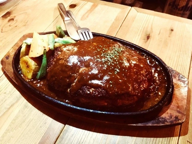 約1キロの巨大ハンバーグに食らいつけ！　流行語×メガ盛りイベント