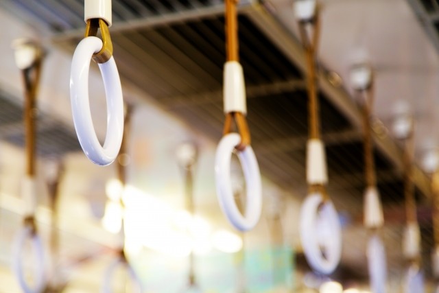 10代の7割が電車でおにぎり　電車やバスでの飲食、どこまでOK？