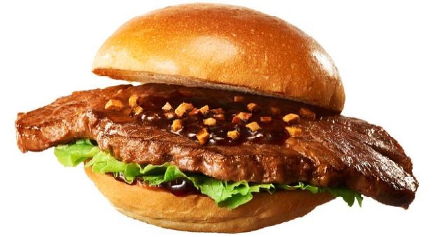 肉がはみ出す幸せ...！　ロッテリアから「はみだしステーキバーガー」期間限定発売