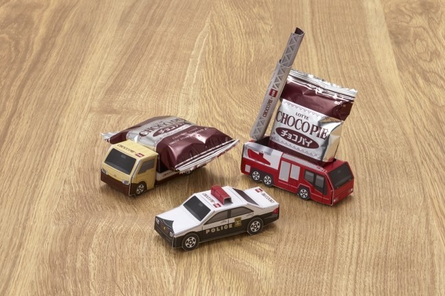 ロッテ「チョコパイ」を使ってトミカ作ろう！　働く車がチョコパイを運ぶよ