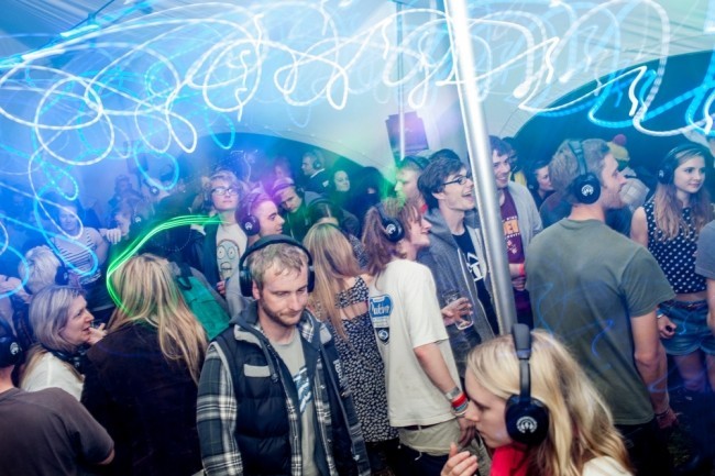 まさに「silent night」...ヘッドホンを使った静寂な音楽フェス、秘密基地で