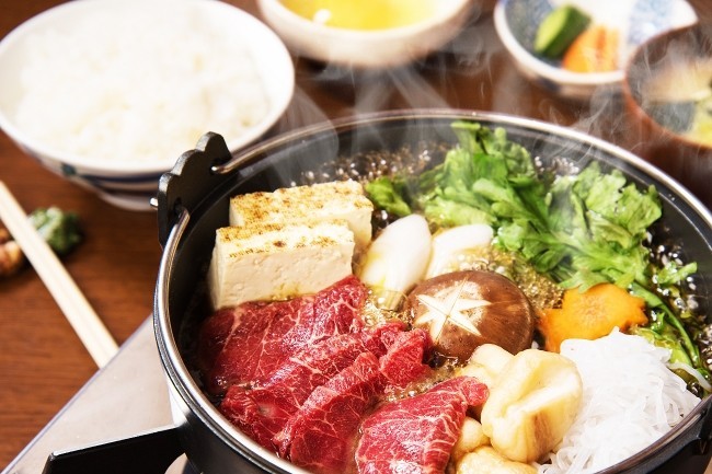 「三村」は「桜鍋（馬肉すき焼き）ランチセット」（おしんこ付、ライス・味噌汁は食べ放題）