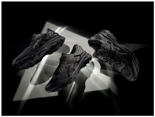 オールブラックのクールなランニングシューズ「Monochrome Collection」　アシックス