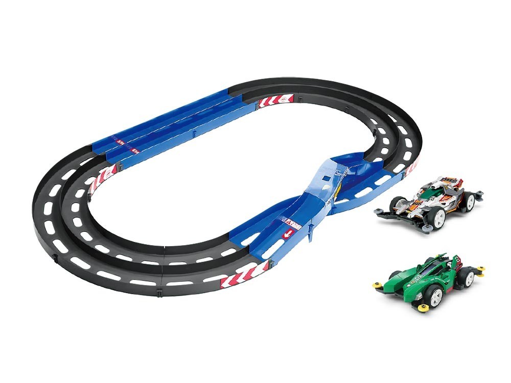レーンチェンジを備えたオーバルコースと「ミニ四駆」2台のセット