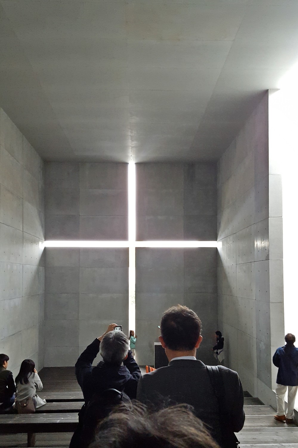 代表作「光の教会」を体験できる　東京・国立新美術館の安藤忠雄展が人気