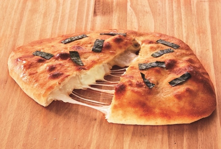 超リアル！　あの「おにぎりせんべい」がピザになっちゃった