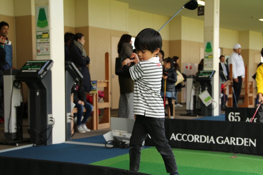 「技術指導なし」のゴルフ教室が子どもに人気　「ゴルフ離れ」阻止と熱視線