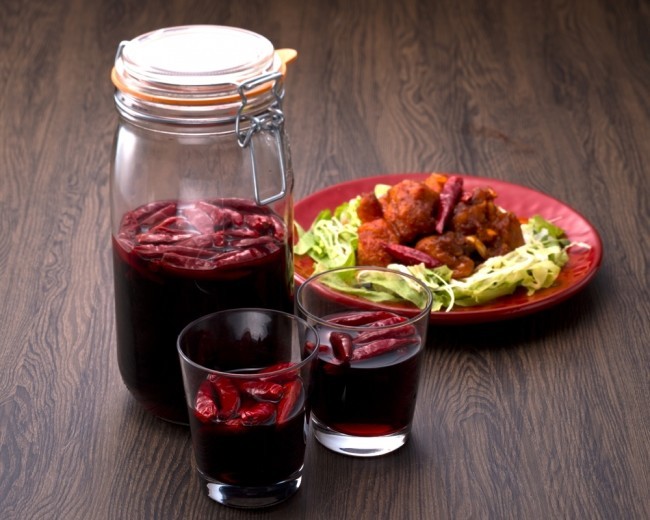 大葉と唐辛子入りの焼酎「金魚」や唐辛子を漬け込んだ「唐辛子梅酒」