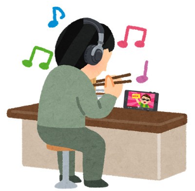 1人外食での「ながら飯」は許せる？ 「不快」「行儀悪い」と非難の声も