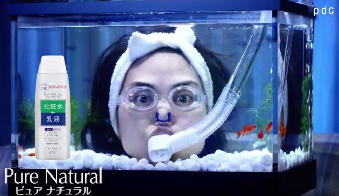 なぜ水槽の中に女性が...？　ピュア ナチュラルCMが「シュールすぎ」