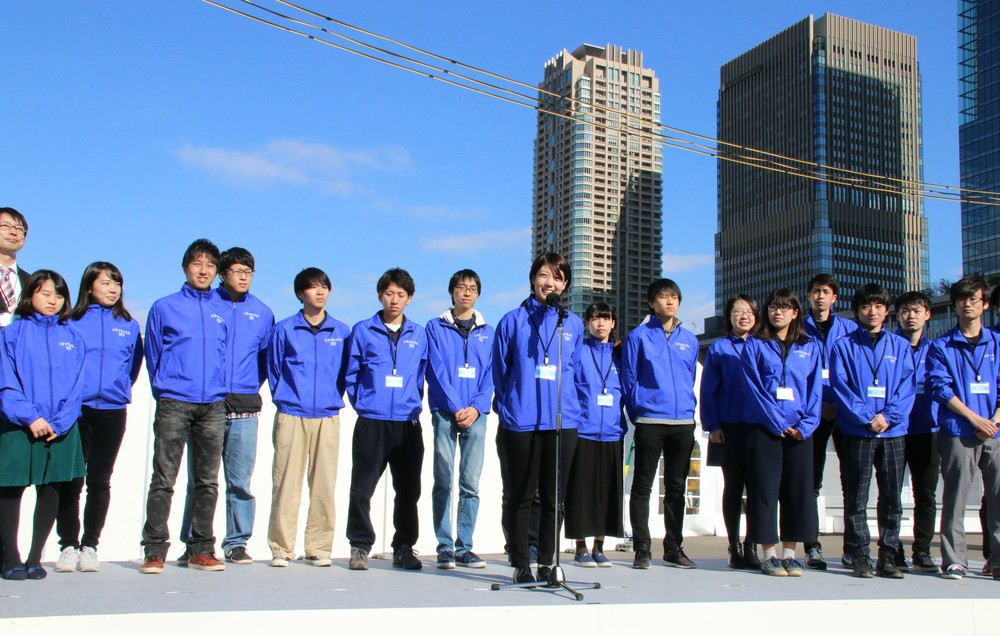 開会式であいさつする早稲田大学・芝浦工業大学チーム