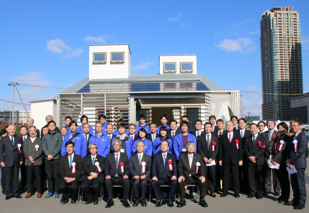 記念写真を撮影する首都大学東京のチーム