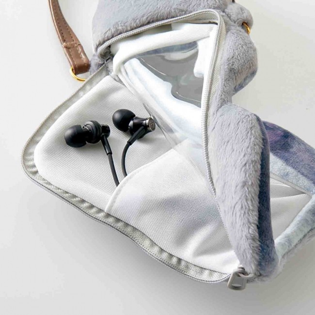 イヤホンや小銭を入れられ便利さも