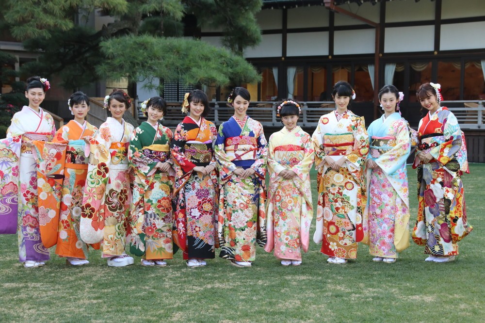 フレッシュな10人が晴れ着姿を披露した