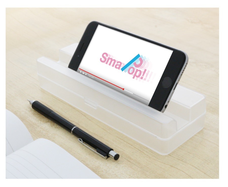 フタにスマホを立てかけられるペンケース「SmaPop」　勉強のおともや自分撮りにも