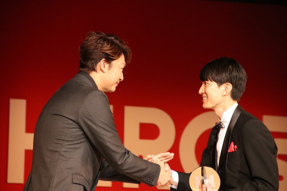 世界ゆるスポーツ協会代表の澤田智洋さんと握手