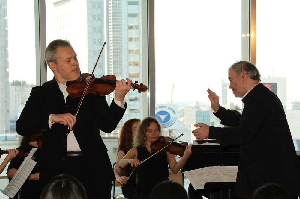 マリインスキー歌劇場管弦楽団ストラディヴァリウス・アンサンブルが、渋谷ヒカリエのオープンスペースで演奏