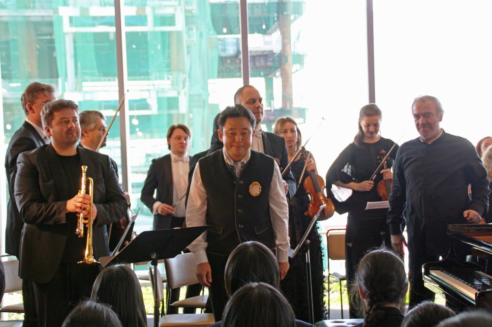 マリインスキー歌劇場管弦楽団ストラディヴァリウス・アンサンブルが、渋谷ヒカリエのオープンスペースで演奏