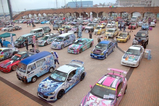 ずらりと並ぶ痛車