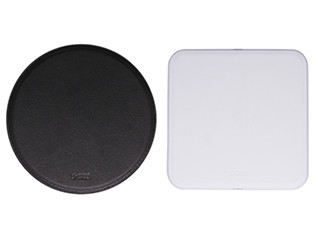 肌触りが良く汚れや水濡れに強いPUレザーパッド　「Qi」対応のワイヤレス充電器