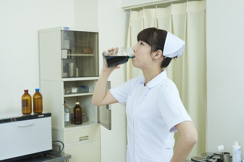 「ヤバイ薬品をラッパ飲みする看護師」