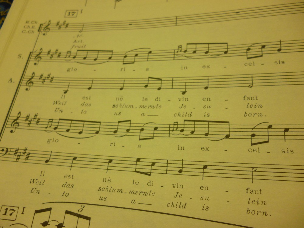 楽譜にはラテン語・フランス語・ドイツ語、そして英語が記されている