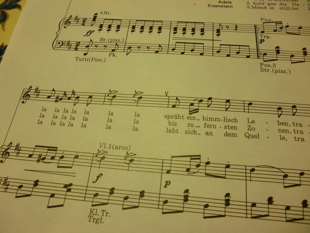 第2幕の舞踏会の華やかなシーンで歌われる『ぶどう酒の川の流れに』の楽譜