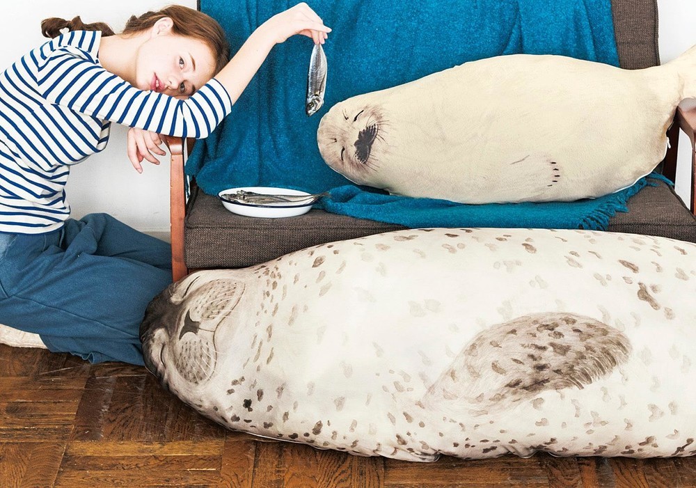 アザラシのおなかでご～ろごろ　リアルすぎる親子クッションはいかが？
