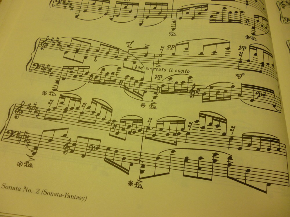 スクリャービンのあこがれを示すような高い音へ上る音型が現れる第１楽章の部分