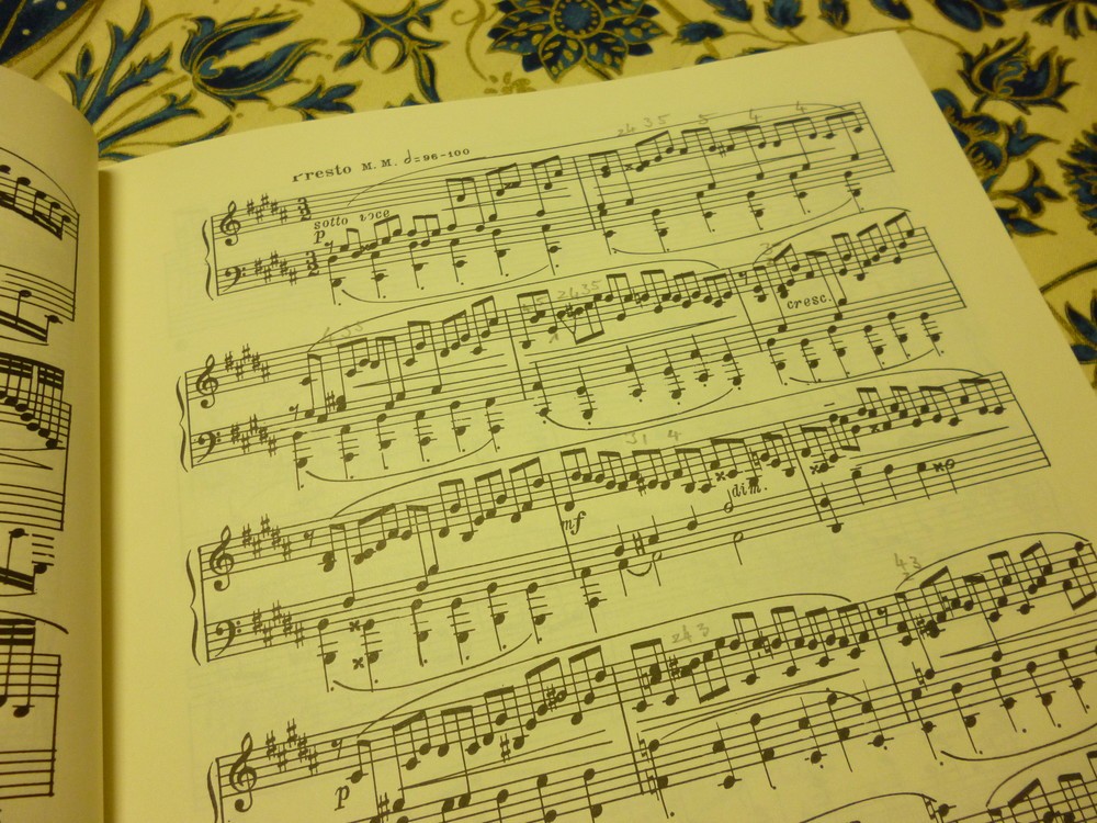 第2楽章は、黒海で見た嵐の印象を表現しているともいわれる、激しいパッセージが続く