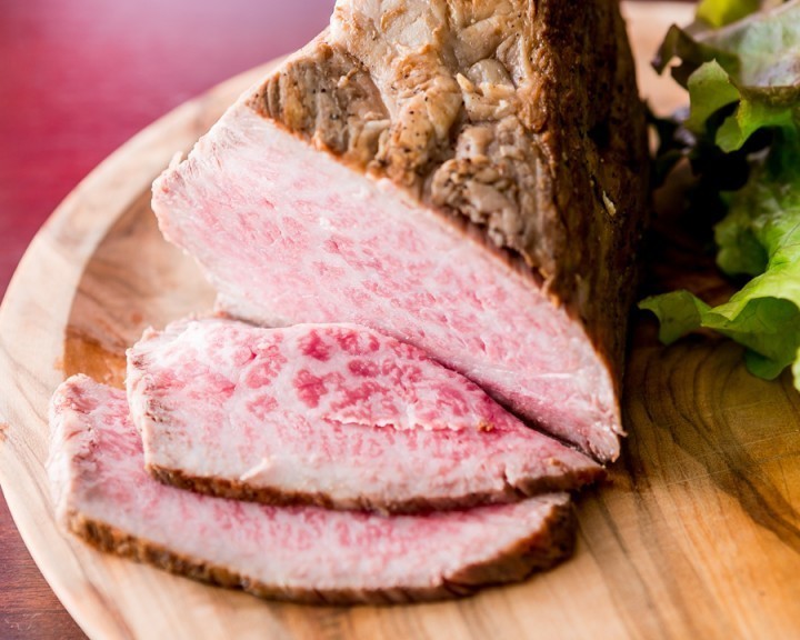 麻布の肉バルで「チーズ肉祭り」！　1500円でローストビーフやとろ～りラクレットチーズが食べ放題