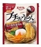 あえるだけで「まぜそば」風うどんが完成　「プチッとうどんの素 魚介豚骨醤油味」