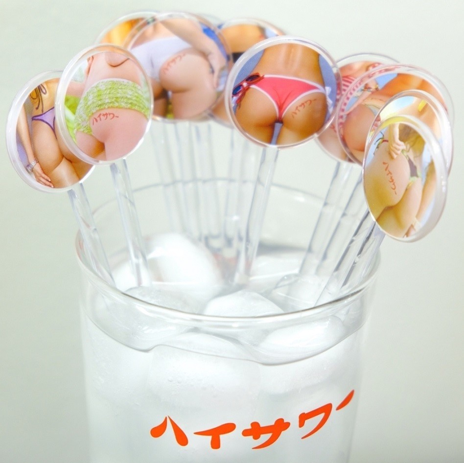 ピチピチのお尻がプリントされた「美尻マドラー」　男だらけの宅飲みが激変！