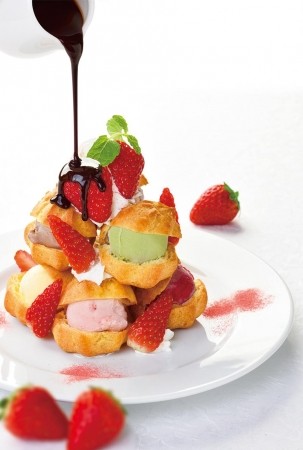 銀座コージーコーナー70周年記念デザート　「苺のプチシュータワー」