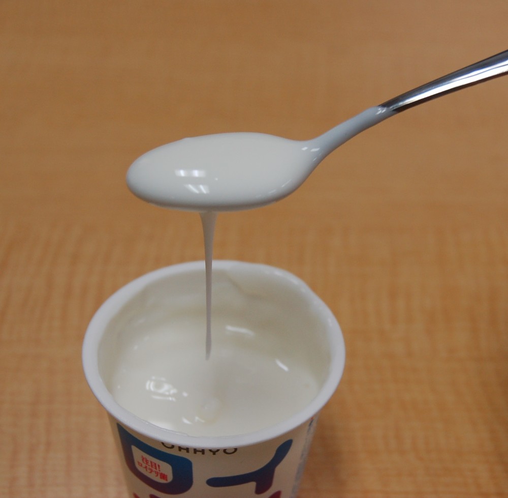 スプーンからヨーグルトがとろ～り