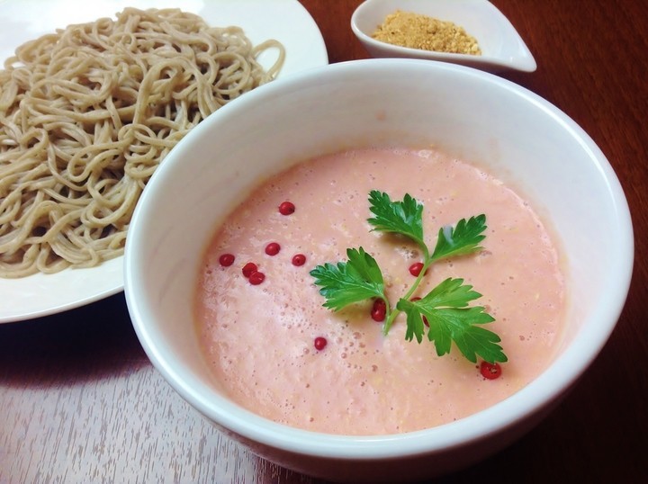 新大久保の蕎麦カフェに春が来た　野菜のつぶつぶ「春色ベジポタつけ蕎麦」