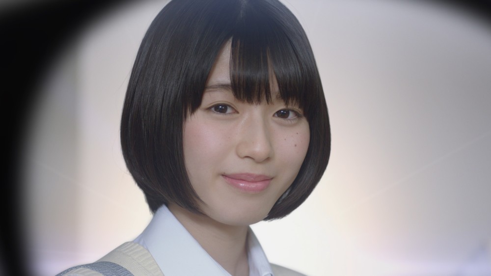 サングラスをかけると白石さんが「登場」（プレスリリースより）