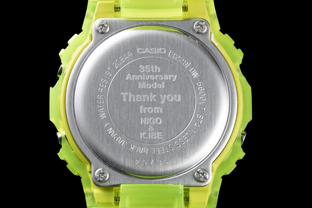 裏蓋にはスペシャルメッセージとシリアルナンバーが刻印