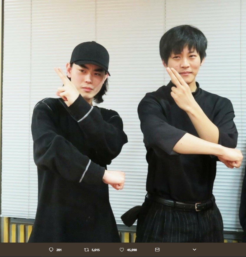 菅田将暉さんのラジオに出演した際に、「遊戯王」のキメポーズをする松坂桃李さん（画像は松坂桃李さんのツイッターより）
