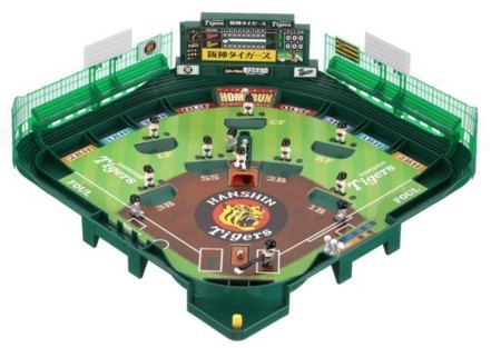 誕生から60年、最新「野球盤」が面白い　巨人と阪神の公式モデル