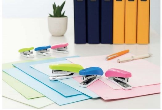 小さな手にもフィット　普通紙20枚までとじられる「楽ホッチ」