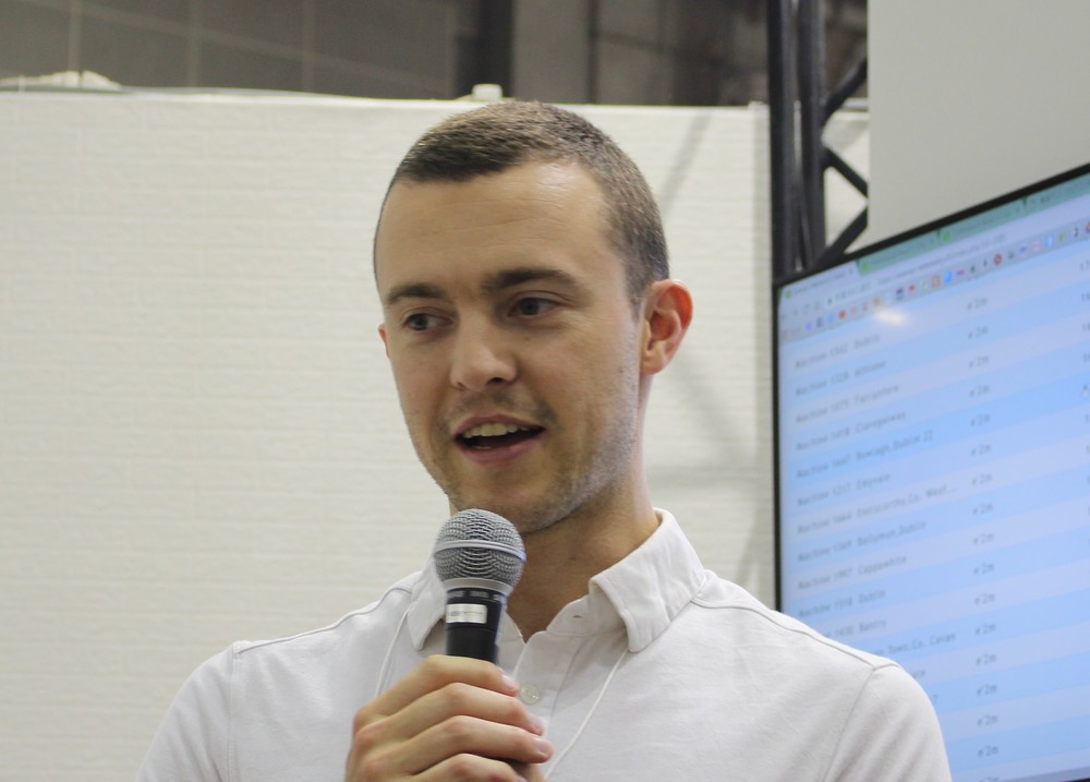 ワークショップでマシンの性能を説明