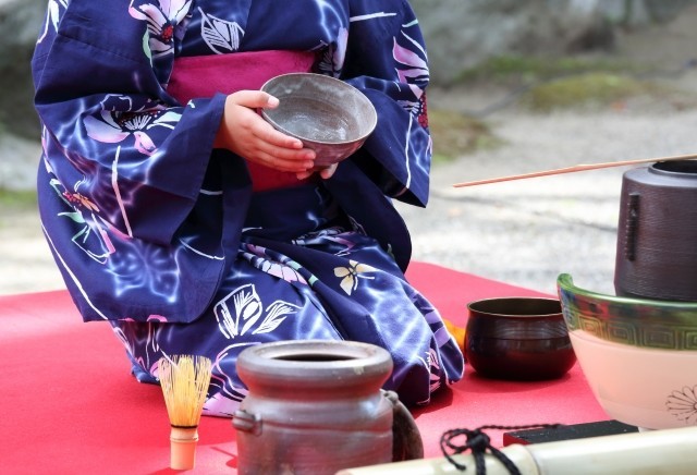 正座という苦役　吉田戦車さんが茶会に持ち込んだ秘具とは