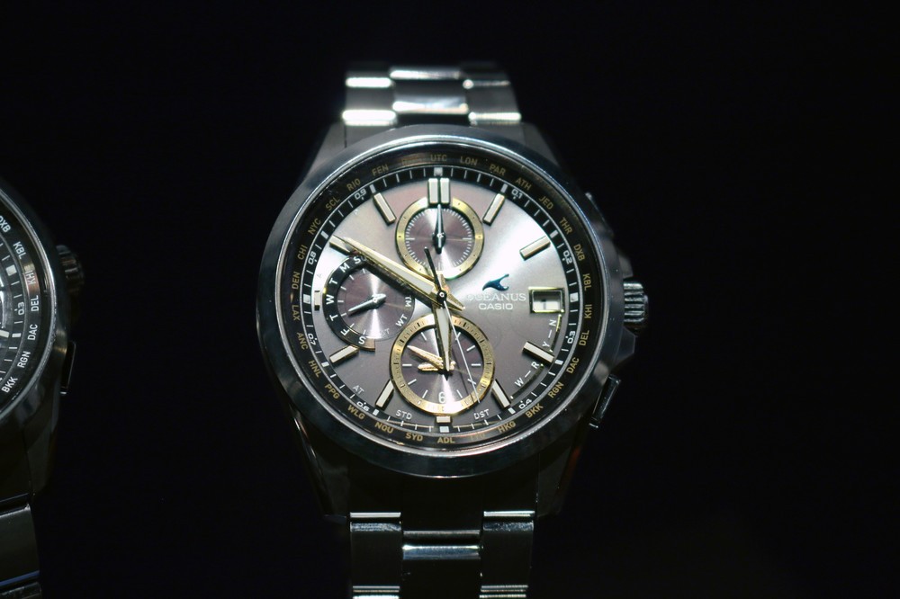 「OCEANUS」のスリムなフォルムと先進のテクノロジーを併せ持つ「Classic Line」の新モデル（18年3月）。ゴールドカラーを施しゴージャスな装いで、ホームタイムとワールドタイムの2都市の時刻を同時に見ることができる
